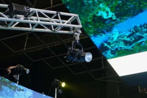 如何在片场使用聚光灯（使用 Nanlux Evoke 900c）