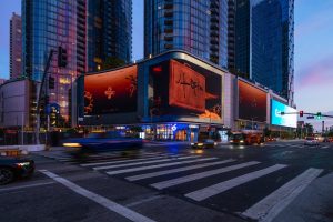 街头惊现 “未来感裸眼3D广告”！