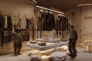 被这个 “洞穴风” 买手店美到！侘寂 + 工业风，商业空间的高级感玩明白了