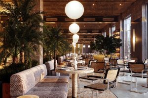 被这家复古工业风餐厅美到！把 “奢华复古” 和 “热带野趣” 焊在商业空间里