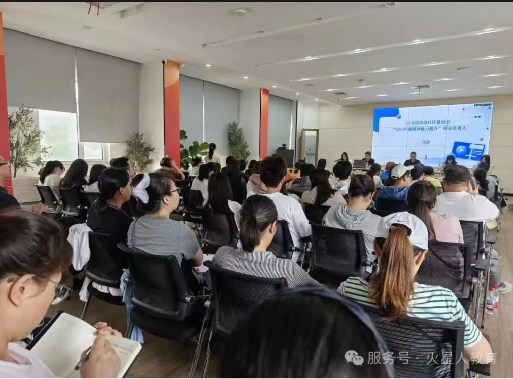 现场座无虚席，同学们正在认真学习